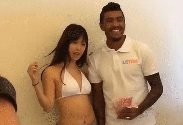 在他看来，先借着这个台阶，缓和一下自己跟宋老爷子的针锋相对，把宋老爷子稳住。